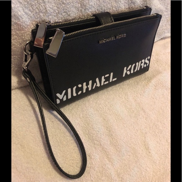 MICHAEL Michael Kors Logo Double Zip Wrist… - Picture 4 of 4